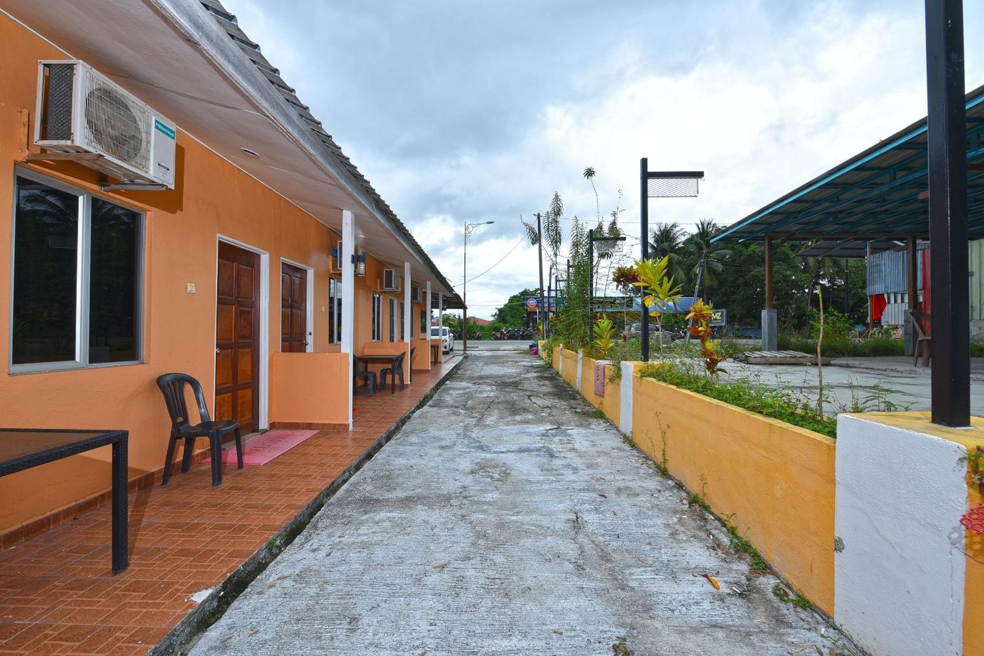 Oyo 90561 Awan Biru Motel Pantai Cenang  Dış mekan fotoğraf