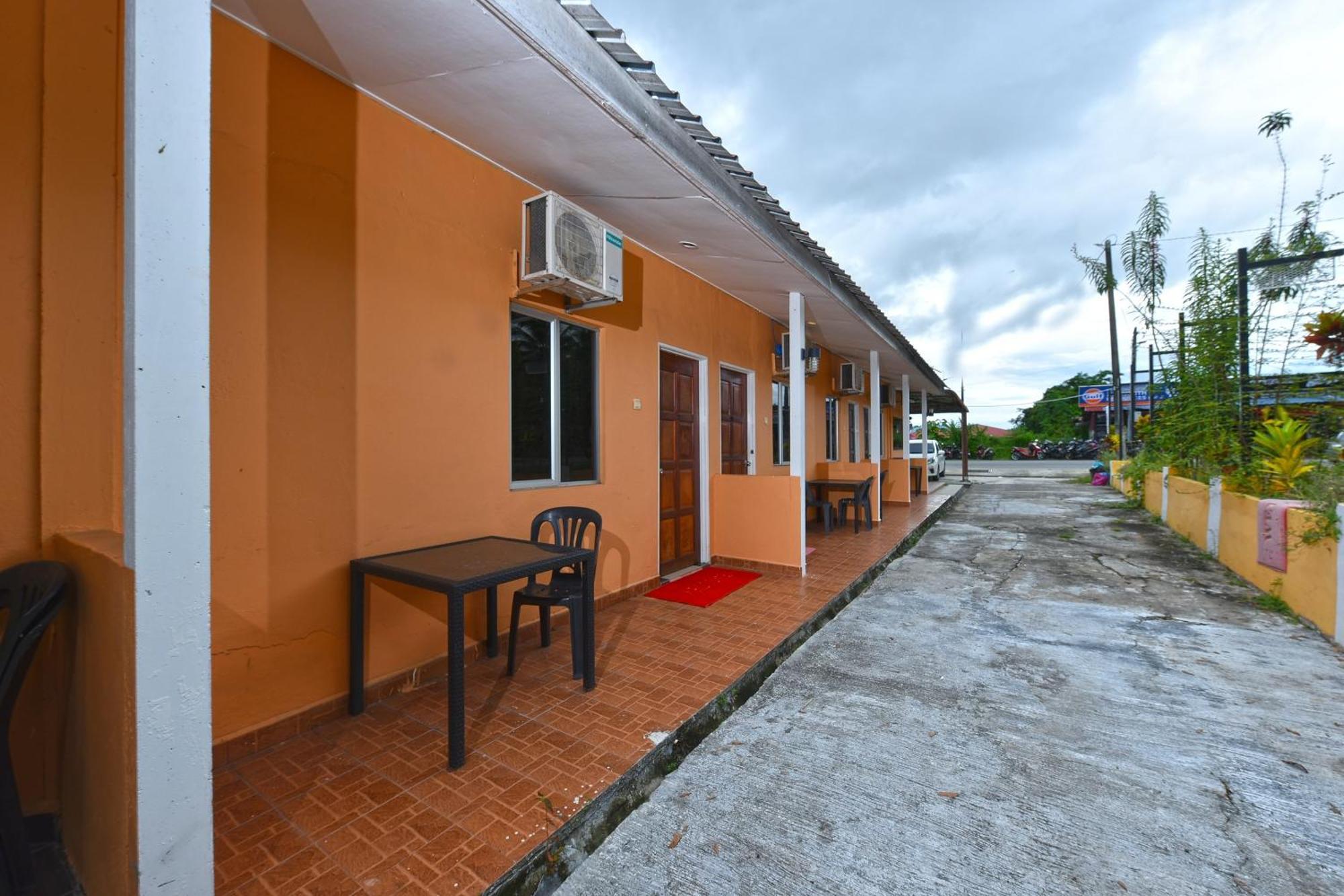Oyo 90561 Awan Biru Motel Pantai Cenang  Dış mekan fotoğraf