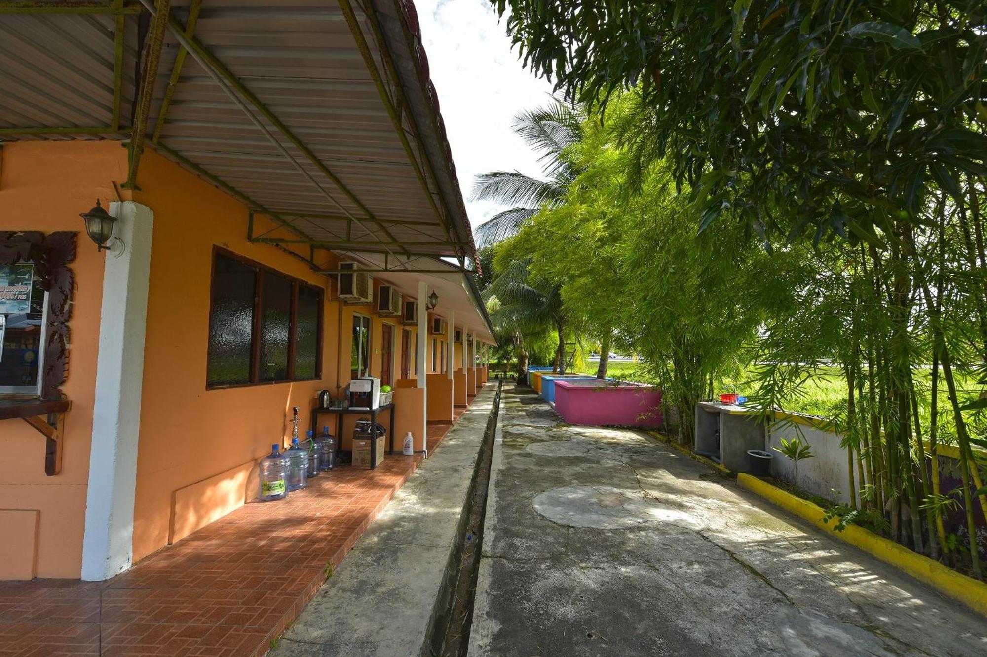 Oyo 90561 Awan Biru Motel Pantai Cenang  Dış mekan fotoğraf