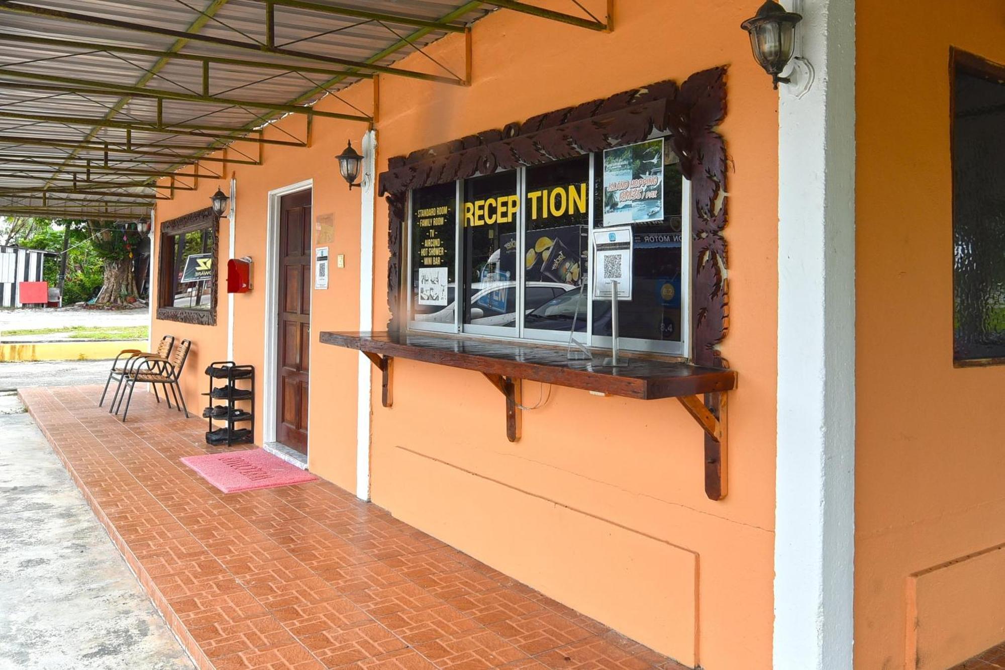 Oyo 90561 Awan Biru Motel Pantai Cenang  Dış mekan fotoğraf
