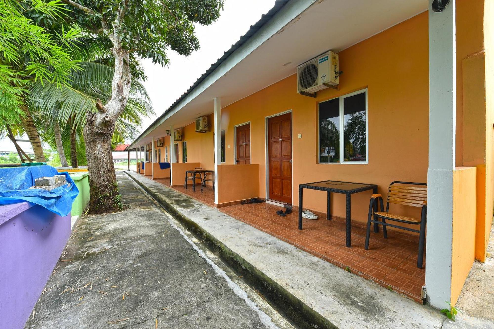 Oyo 90561 Awan Biru Motel Pantai Cenang  Dış mekan fotoğraf