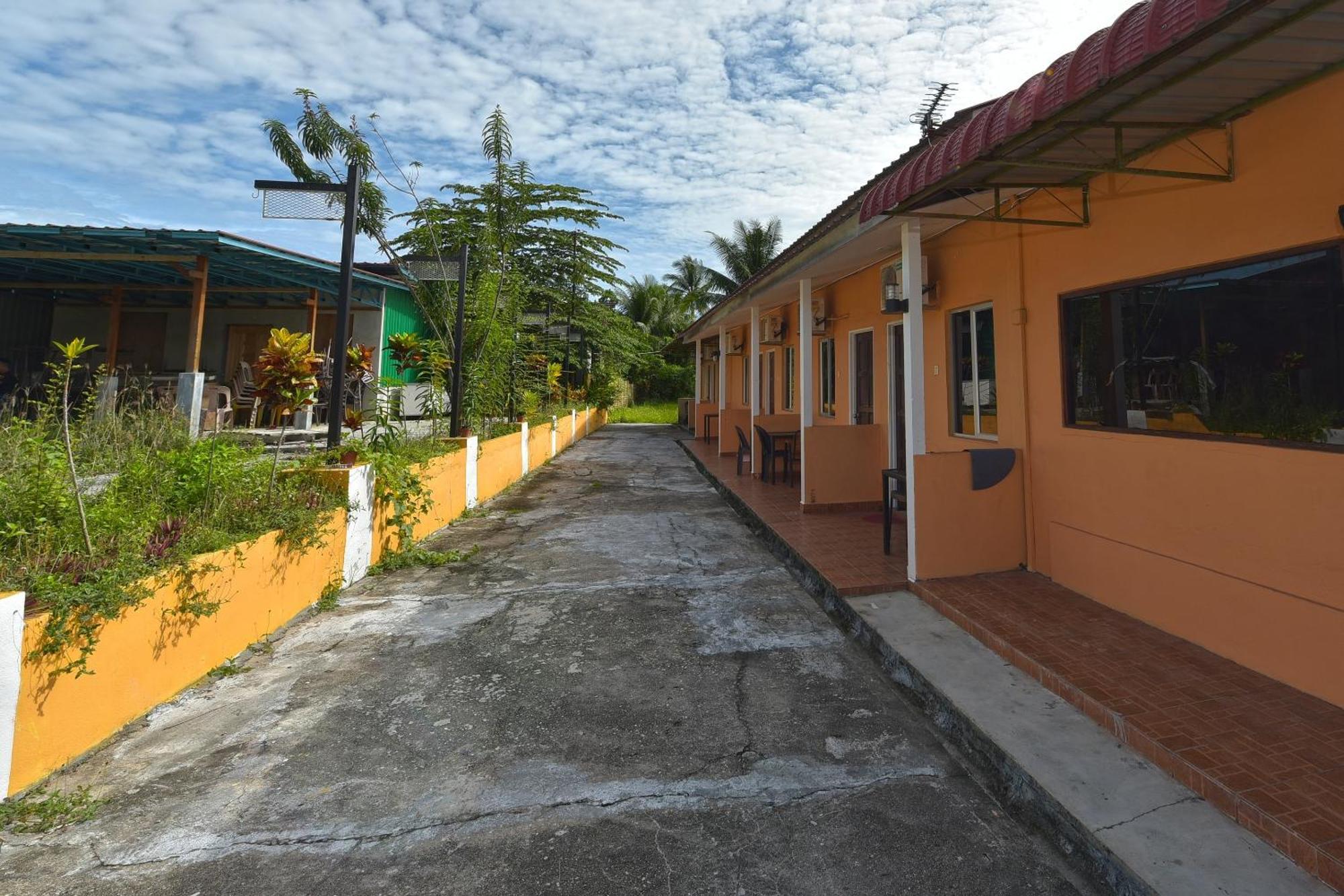 Oyo 90561 Awan Biru Motel Pantai Cenang  Dış mekan fotoğraf